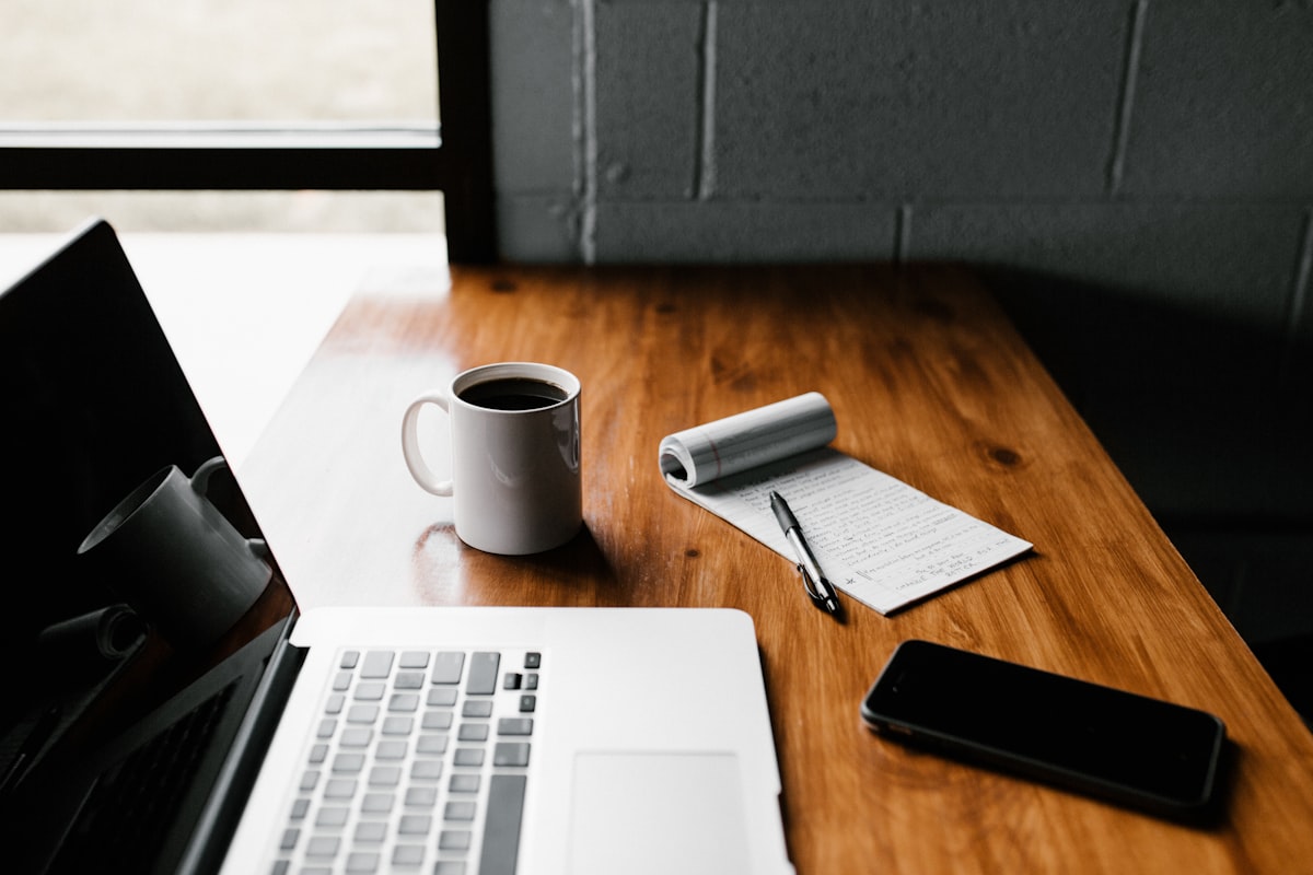 Hạ tầng, tên miền, email và sao lưu tính vào đâu — chi phí xây dựng website doanh nghiệp